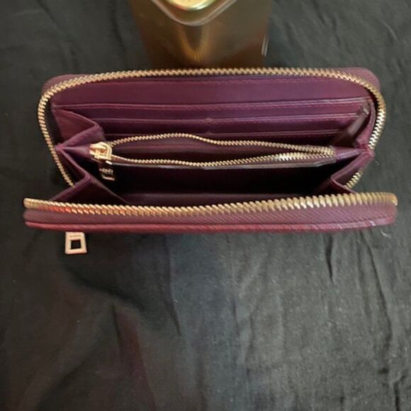 BCBG Vintage Burgundy Crocodile Embossed Zip Around Leather Wallet - Picture 4 of 10